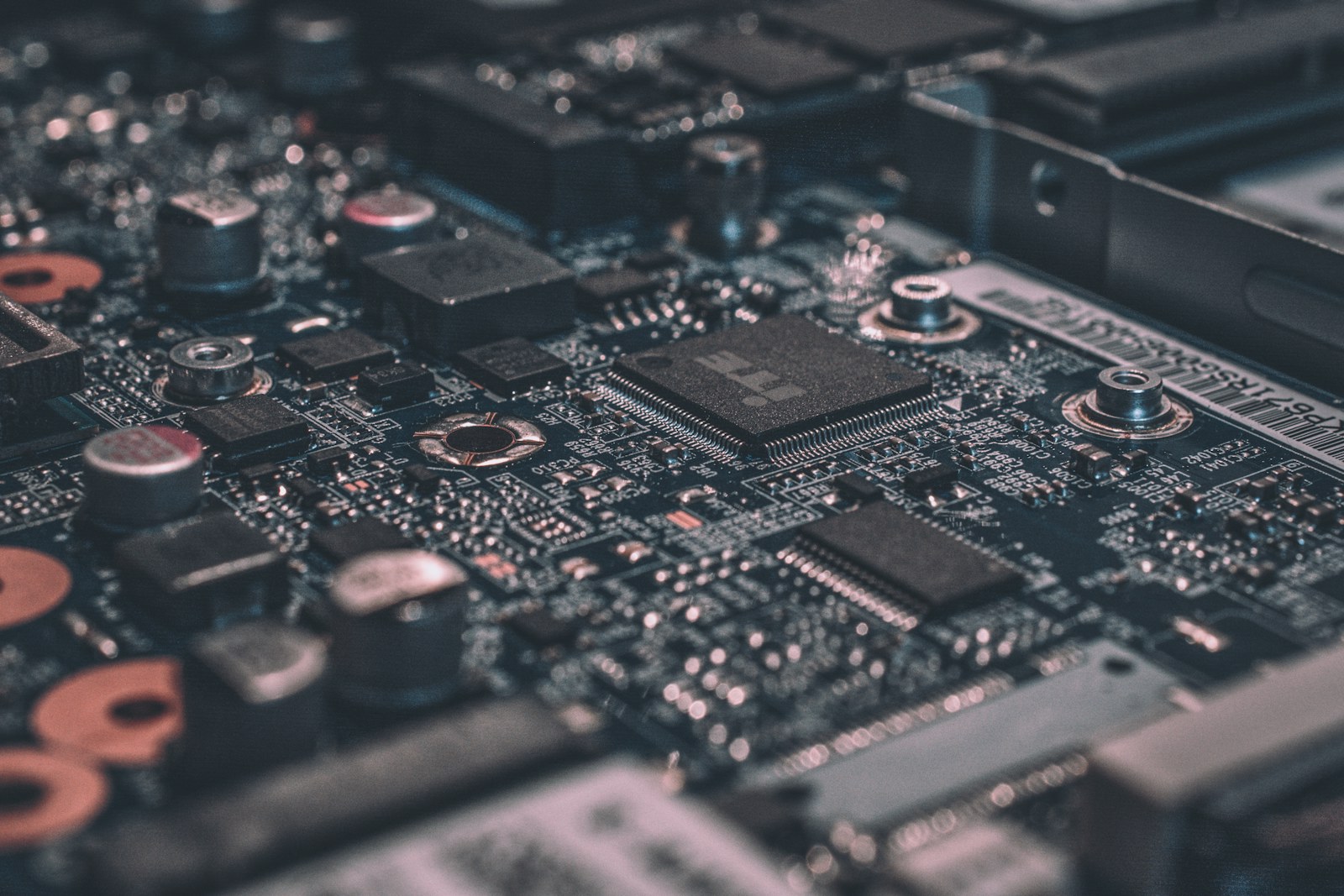 Abstract desktop computer balancing performance, privacy, and operating cost